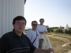 Aleksandar, Jose-Luis Ortiz and Reiner on the catwalk of the 3.5-m telescope dome